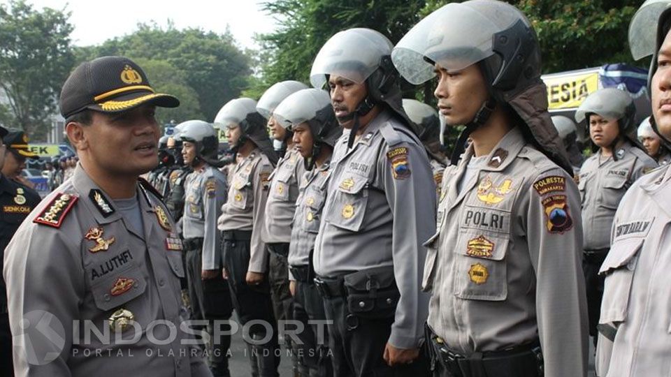 Kapolresta Solo Kombes Pol Achmad Lutfi saat memberikan arahan kepada pasukannya. Copyright: © Beny Rahardjo/INDOSPORT